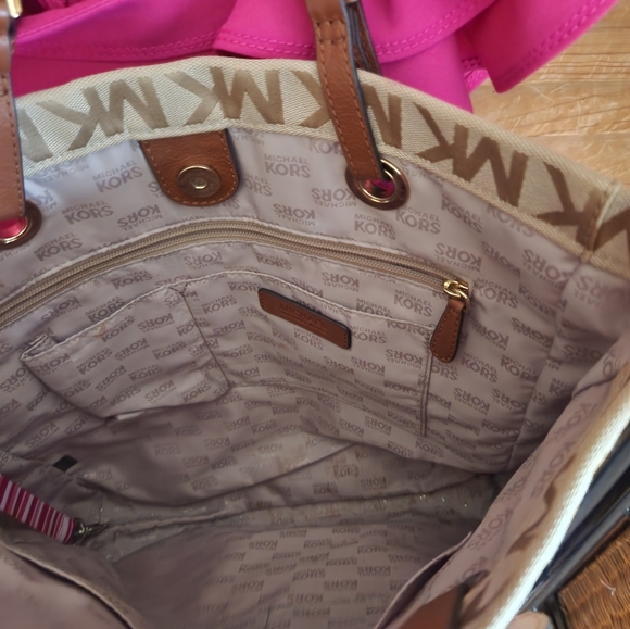 Large Michael Kors purse in excellent condition - Picture 3 of 3